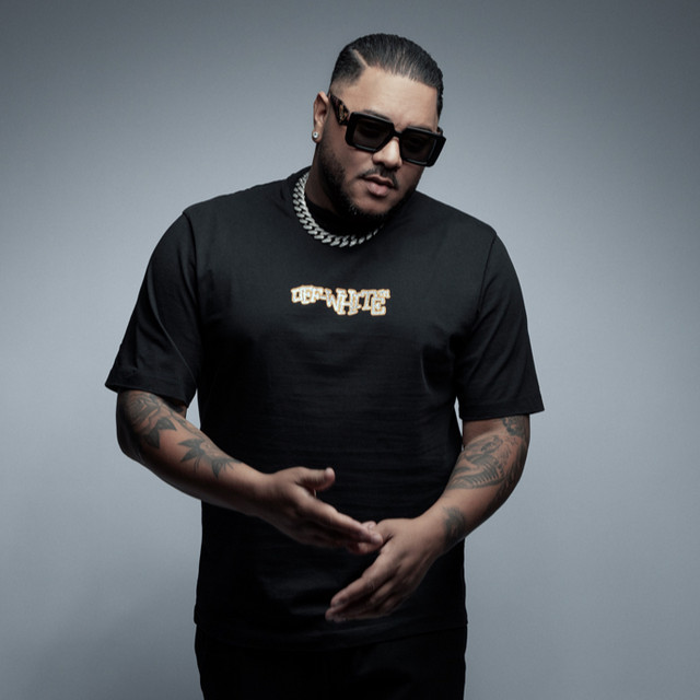 Photo of Mika Mendes wearing sunglasses